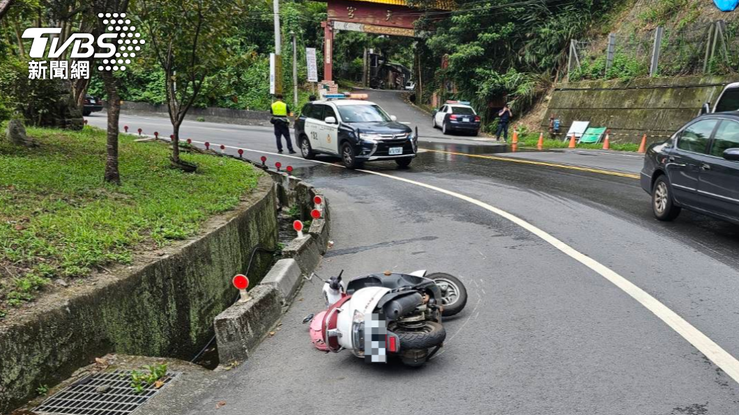 太彎又太濕！女騎士彎不過去車打滑　自摔拋飛滿身傷