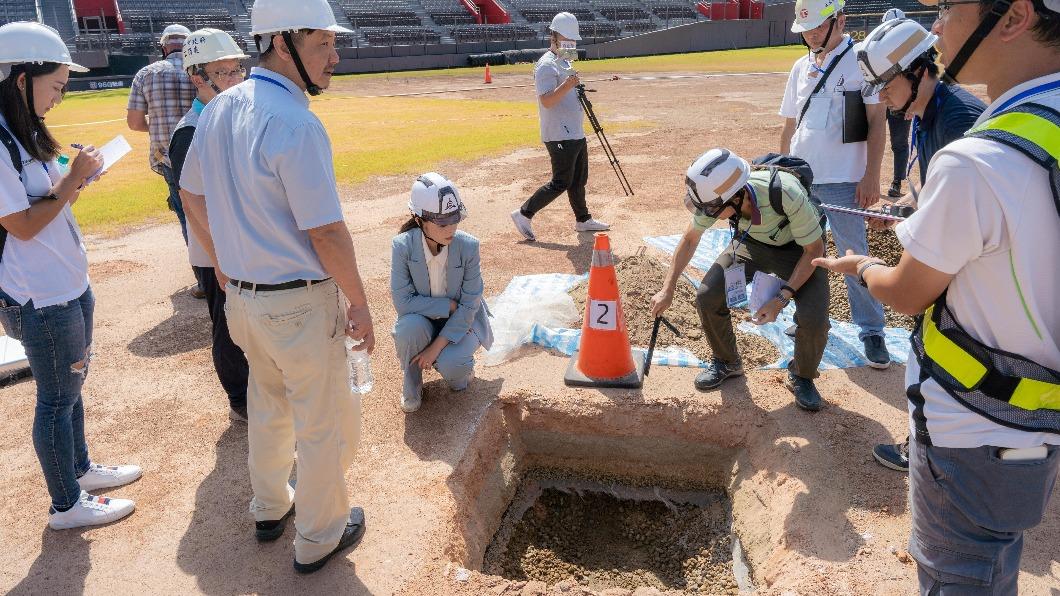 美國職棒大聯盟指定場務單位針對球場提出建議。(圖/新竹市政府提供)