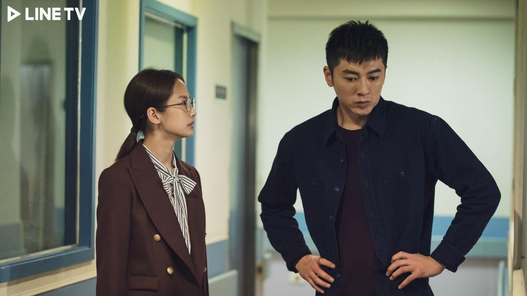 李國毅(右)、簡嫚書主演《靈異街11號》。(圖/LINE TV提供)