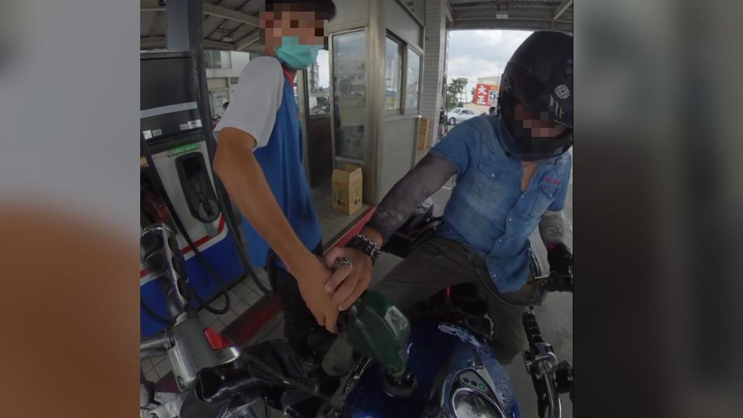 汽油噴的整車都是。(圖/翻攝自臉書輕檔車俱樂部)
