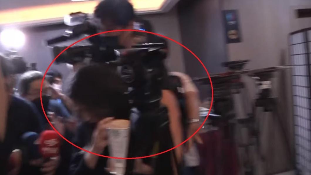 賴品妤今出席記者會被追訪一度摔倒在地。(圖/翻攝自黃揚明臉書)