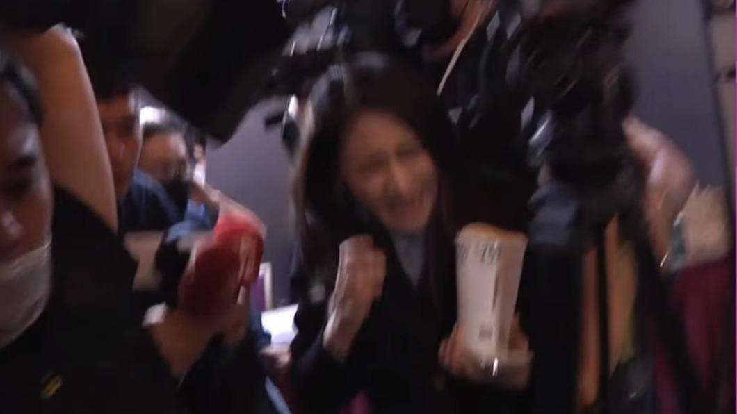 黃揚明認為賴品妤比較像是自己撞倒攝影機腳架被絆倒。(圖/翻攝自黃揚明臉書)