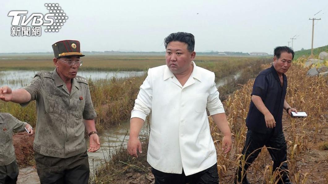 北韓糧食短缺 金正恩視察體驗駕駛拖拉機