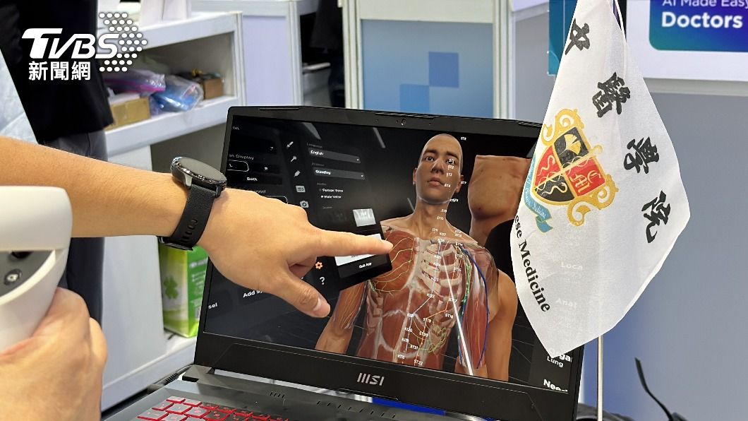 中國醫藥大學附設醫院這次展出Qmed Copilot系統。(圖/呂欣芷攝)