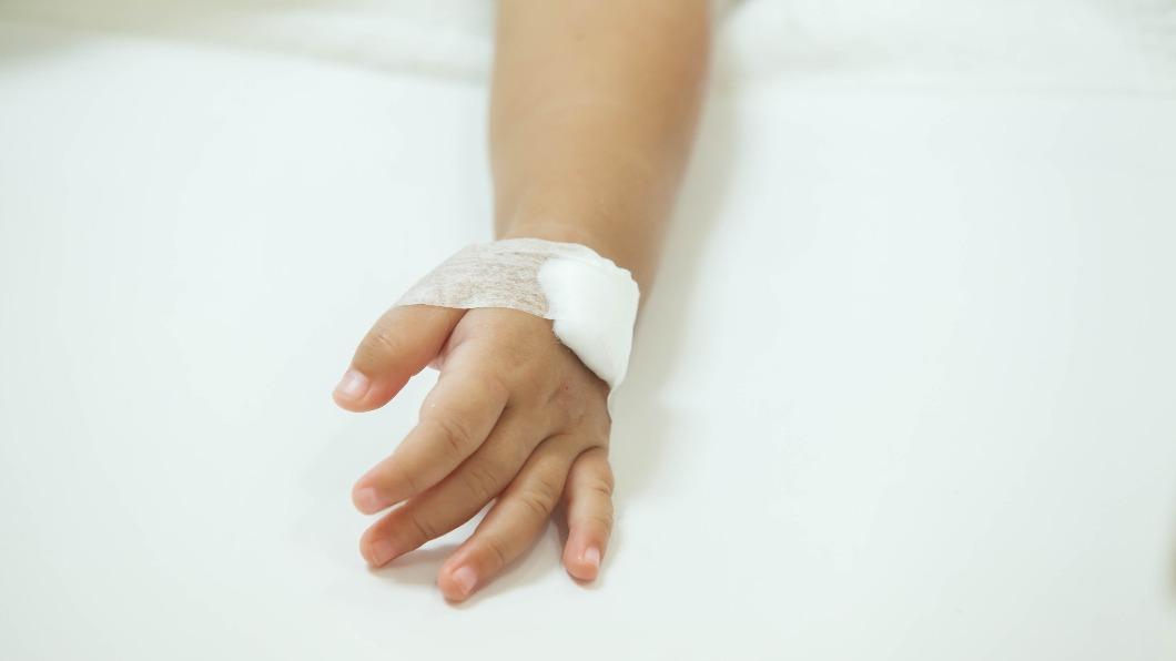 桃園平鎮托嬰中心爆虐嬰!女嬰遭老師抓單腳懸空吊掛、猛摔頭