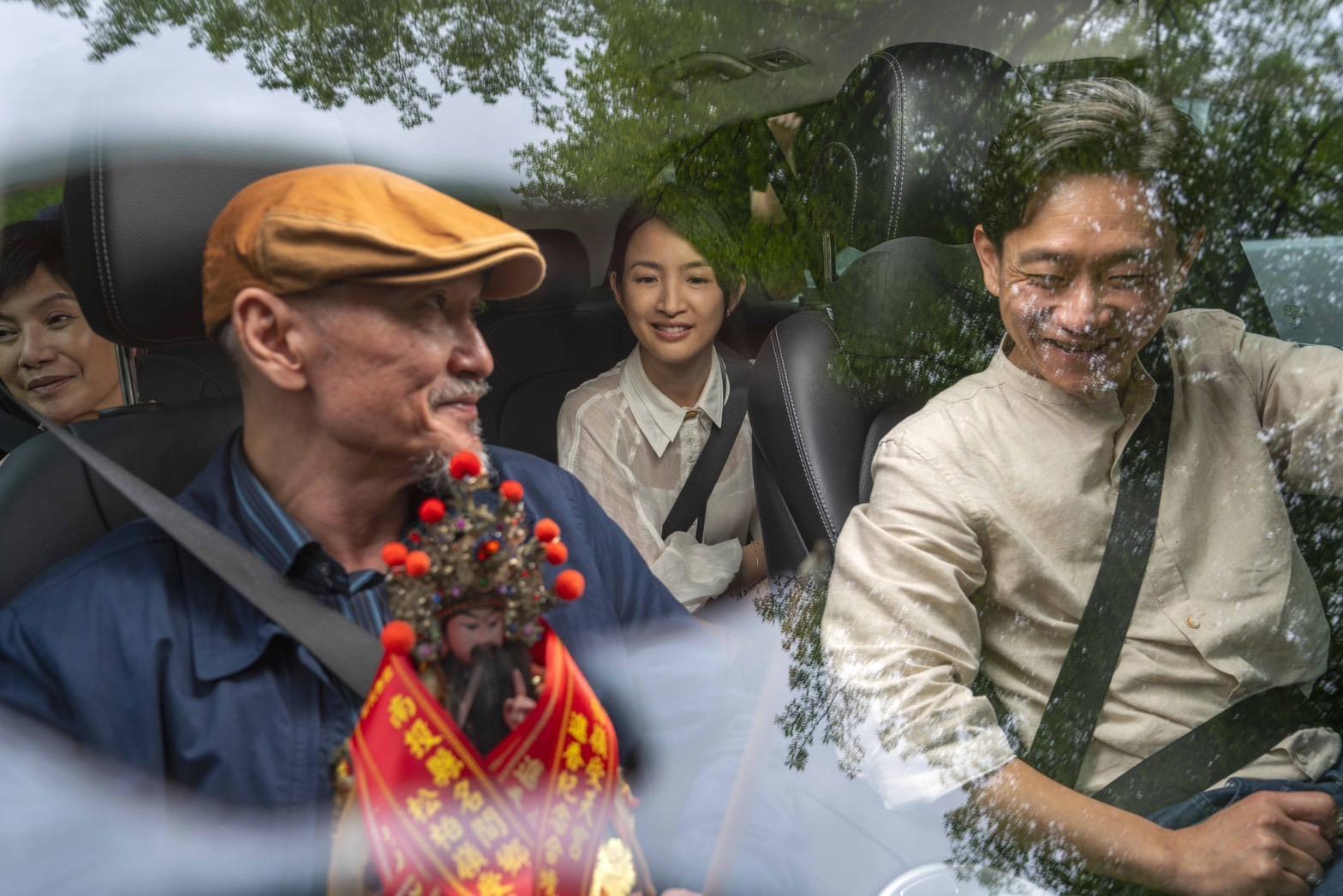林鉅(前排左)、陳家逵、唐美雲在《車頂上的玄天上帝》中飾演林依晨的家人。(圖/甲上提供)
