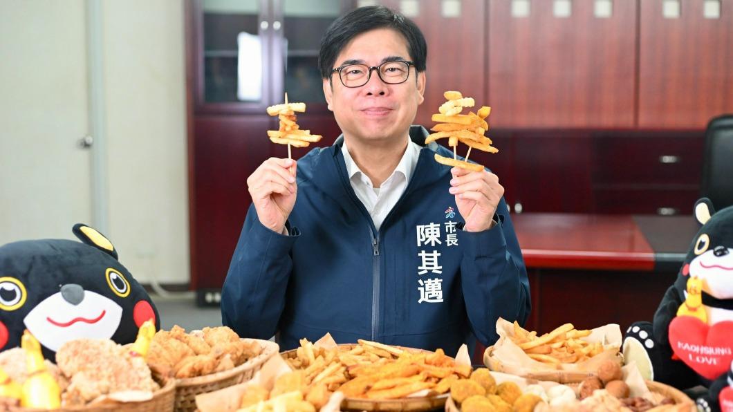 高雄鹹酥雞嘉年華集結近50攤,多樣炸物讓人眼花撩亂。(圖/翻攝自陳其邁臉書)