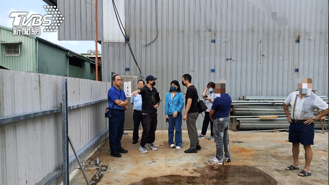 違建鐵皮屋被販毒集團當作據點,相關單位到場稽查。(圖/TVBS)