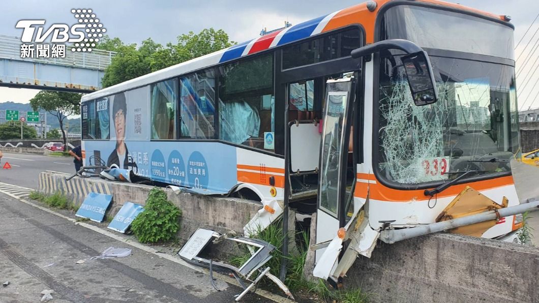 公車司機恍神!新店環快自撞玻璃全裂、車門掉 4乘客傷