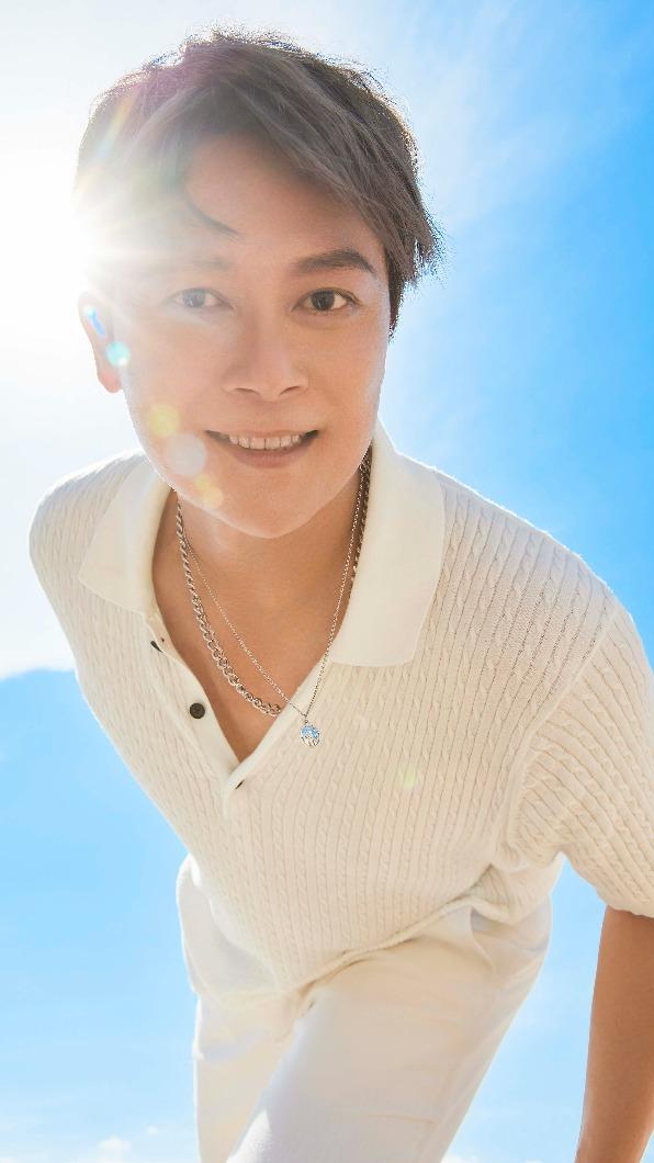 王燦宣傳服要開兩到三顆鈕扣。(圖/亞凰國際娛樂提供)