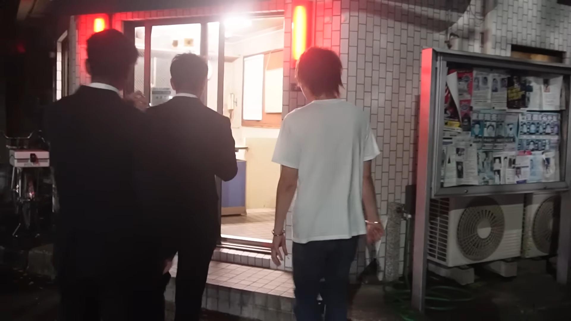 青汁王子(白衣)帶2名襲胸男子前往派出所自首。(圖/翻攝自青汁王子YouTube)