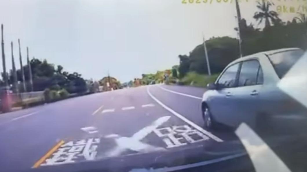銀色轎車先違規從右側超車。(圖/翻攝自我是新營人臉書)
