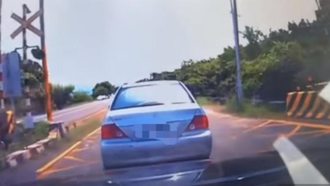 經過平交道時,銀色轎車故意放慢速度,把原PO卡在平交道上走走停停。(圖/翻攝自我是新營人臉書)