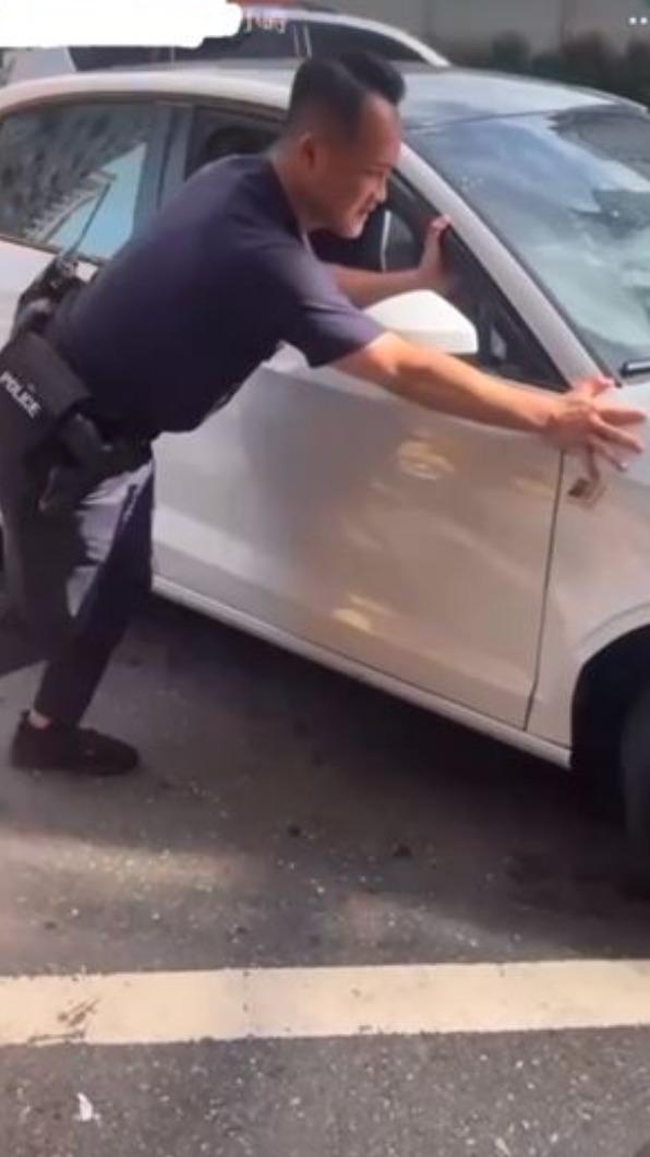 員警幫忙移車，魏女竟在一旁飆三字經。（圖／翻攝自當事人IG）