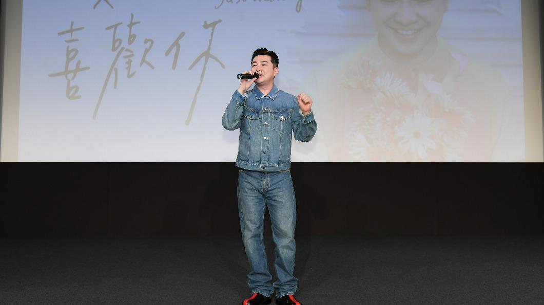 李明川開金口唱歌。（圖／三立藝能提供）