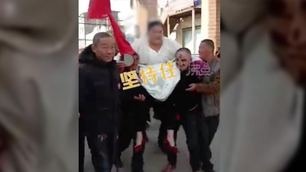陸「重量級」婚禮!新娘搭人力馬車差點垮 賓客笑到併軌