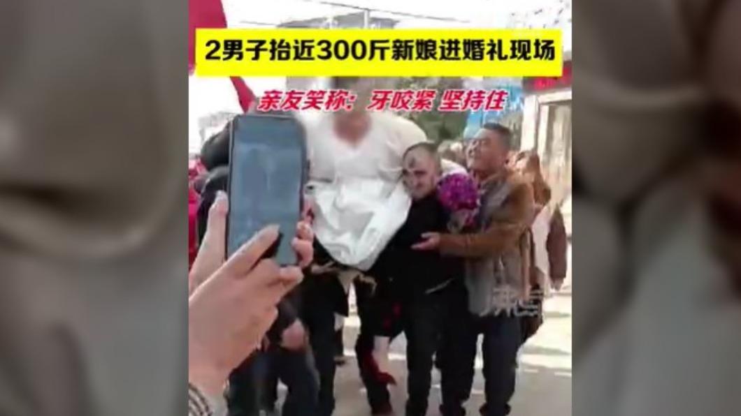 「人力馬車」差點垮掉。(圖/翻攝自新浪)