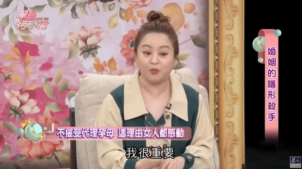 何嘉文老公不接受代理孕母,讓她感受到自己在老公心中的重要性。(圖/翻攝自東風衛視YouTube)