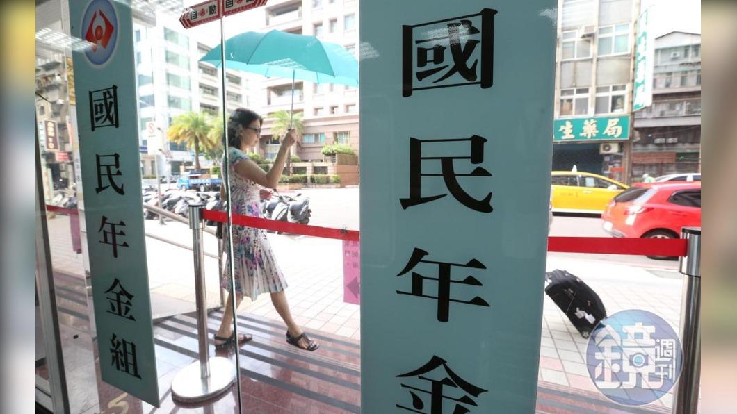 拯救退休生活!別擔心「被離職」斷勞保年資 1招能領3年金