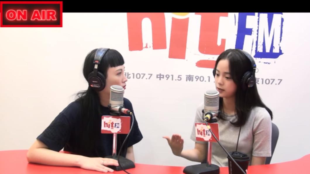 歐陽娜娜(右)前陣子在電台接受魏如萱訪問,宣布要繼續返美求學。(圖/翻攝hitfm YouTube)