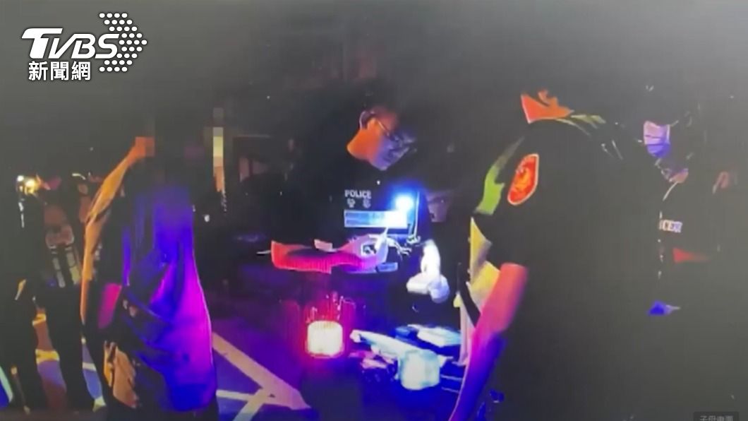 警方在現場檢驗菸蒂發現是毒品彩虹菸。（圖／TVBS）
