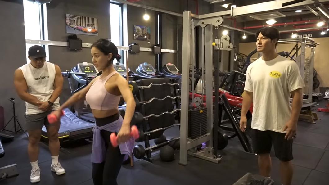 金鍾國稱讚志效姿勢非常標準(圖/翻攝YT@GYM JONG KOOK)