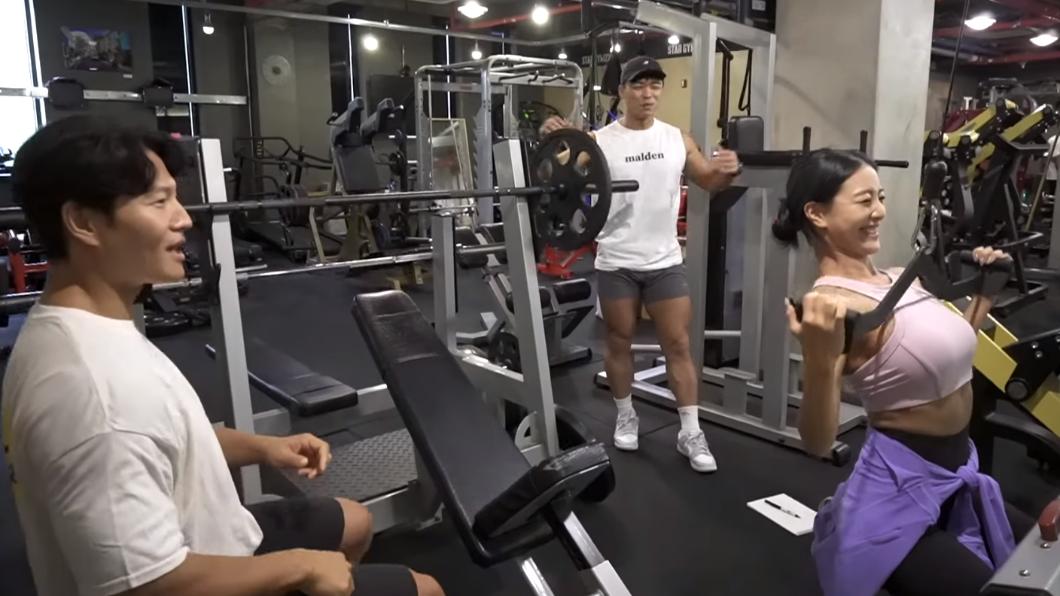 志效透露最喜歡練背(圖/翻攝YT@GYM JONG KOOK)