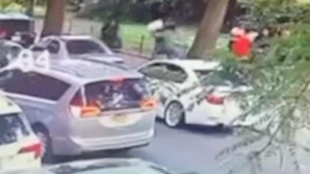 杜普雷騎車靠近人群,被警察砸冰桶。(圖/翻攝自 LLN NYC YouTube)