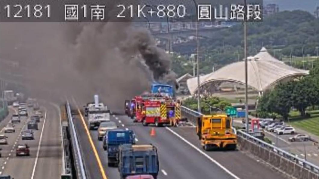 快訊／拋錨遊覽車國道上突冒火「濃煙竄天」　警消拉水線搶救