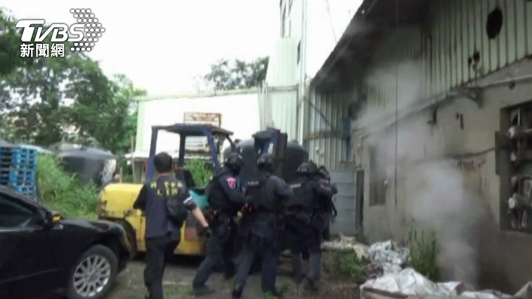 製毒工廠藏身在洗衣廠內，警方荷槍實彈攻堅。（圖／TVBS）