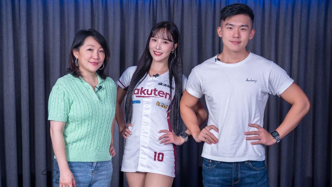 Rina(中)教Amanda(左)、Robert(右)跳應援舞。(圖/后花園提供)