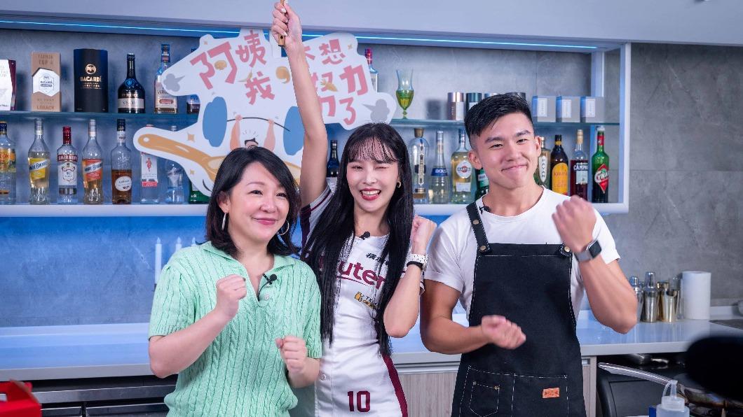 Rina拿出當團長的活力,與2位主持人互動。(圖/后花園提供)