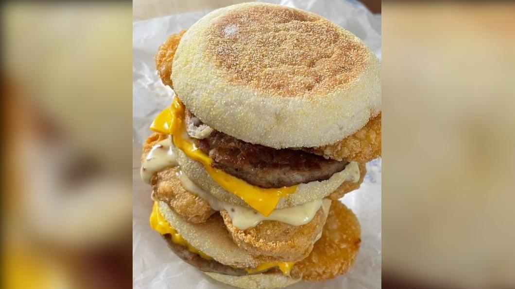 網友分享新招吃麥當勞,讓不少人敲碗推出此產品。(圖/翻攝自 香港茶餐廳及美食關注組 臉書社團)