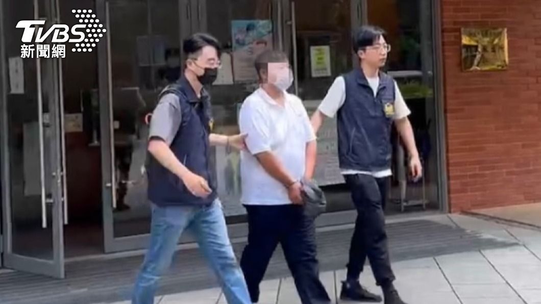 警方將顏姓車手上銬逮捕帶回偵辦。(圖/TVBS)