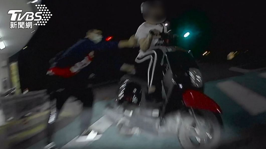 施男還想騎車烙跑。(圖/TVBS)