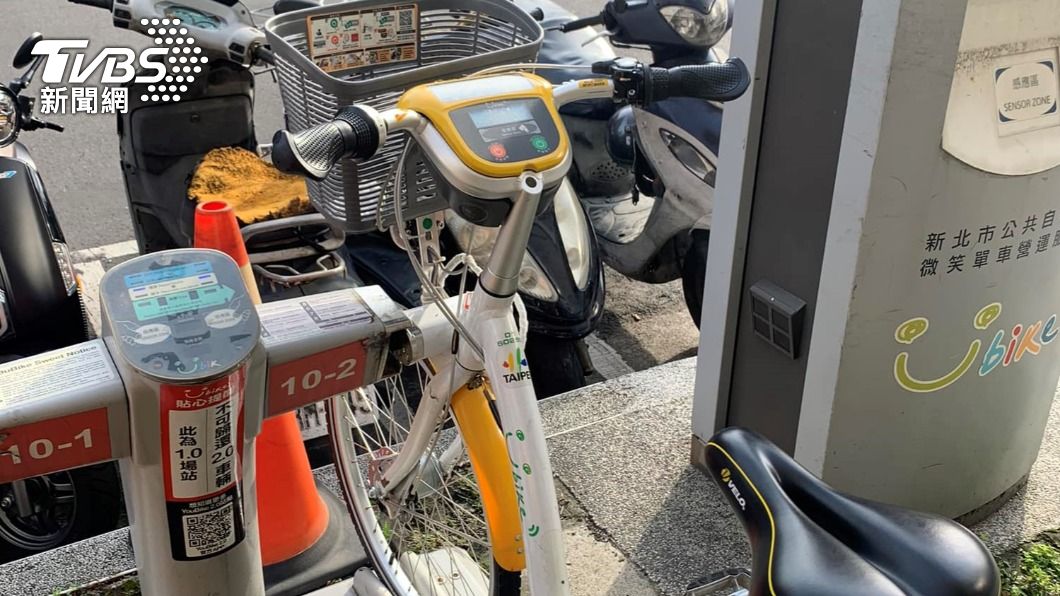 又有人停錯!YouBike2.0「硬塞」1.0車柱