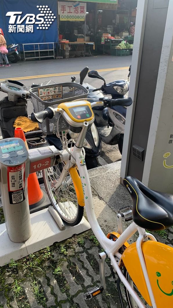 YouBike2.0「硬塞」1.0車格。(圖片來源/路上觀察學院)