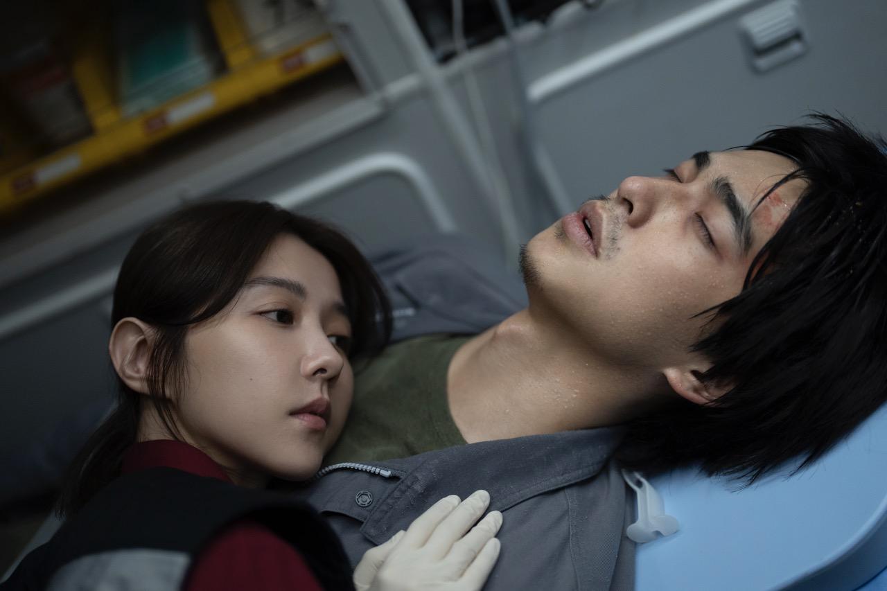 邵雨薇（左）在《我的麻吉4個鬼》中拯救自殺輕生的曾敬驊。（圖／甲上提供）