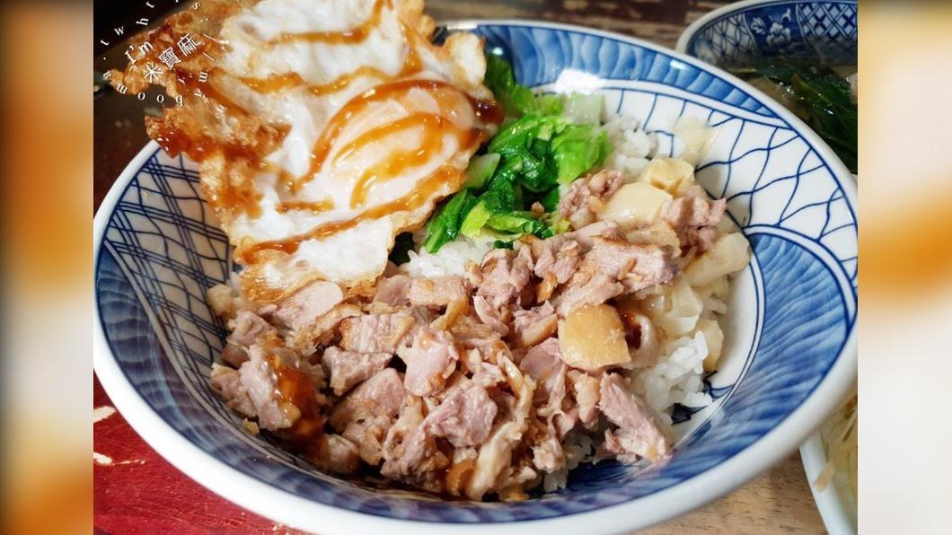 炸蛋鵝肉蓋飯是「秋香鵝肉店」特有餐點。(圖/米寶麻幸福滿載提供)