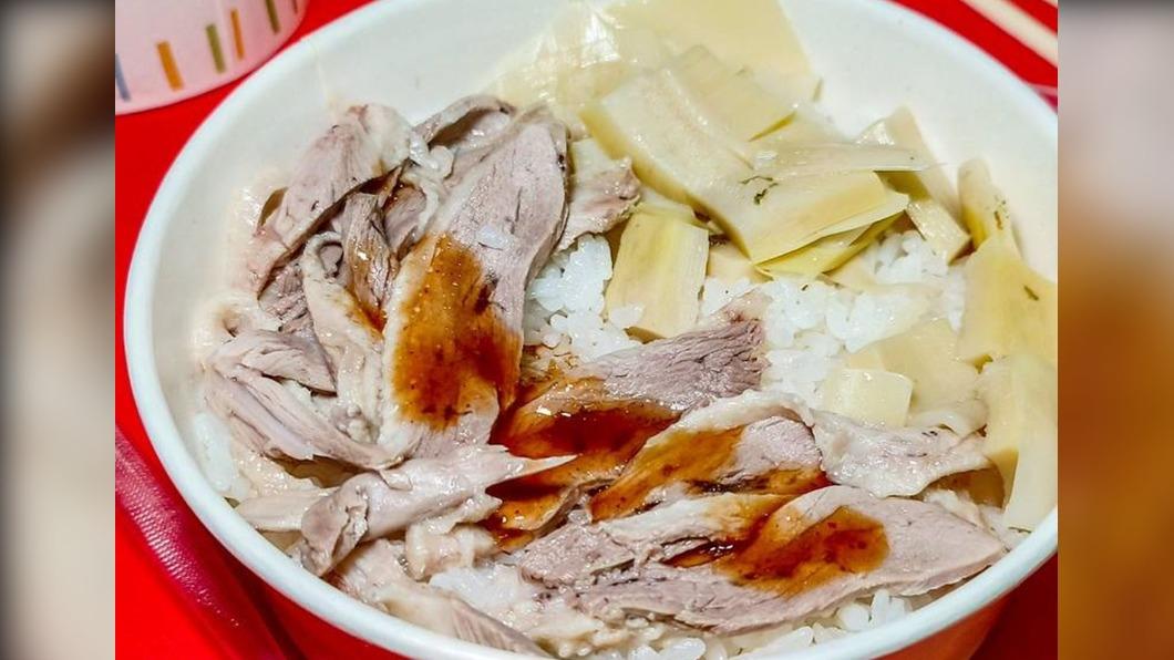 「特盛鵝肉飯」有桂竹筍,白飯淋上鵝油。(圖/鄉民食堂提供)