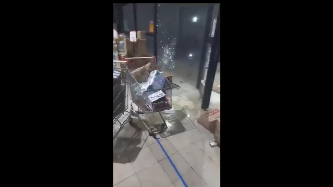 阿根廷國內超市搶劫頻傳，社群上滿滿都是各種民眾拍攝善後畫面。（圖／翻攝自推特@mikkulakov）