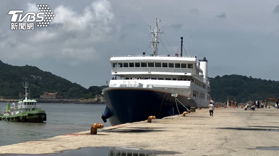拖駁船出港擦撞!13分鐘傾斜沉沒 「新台馬輪」旅客等3小時