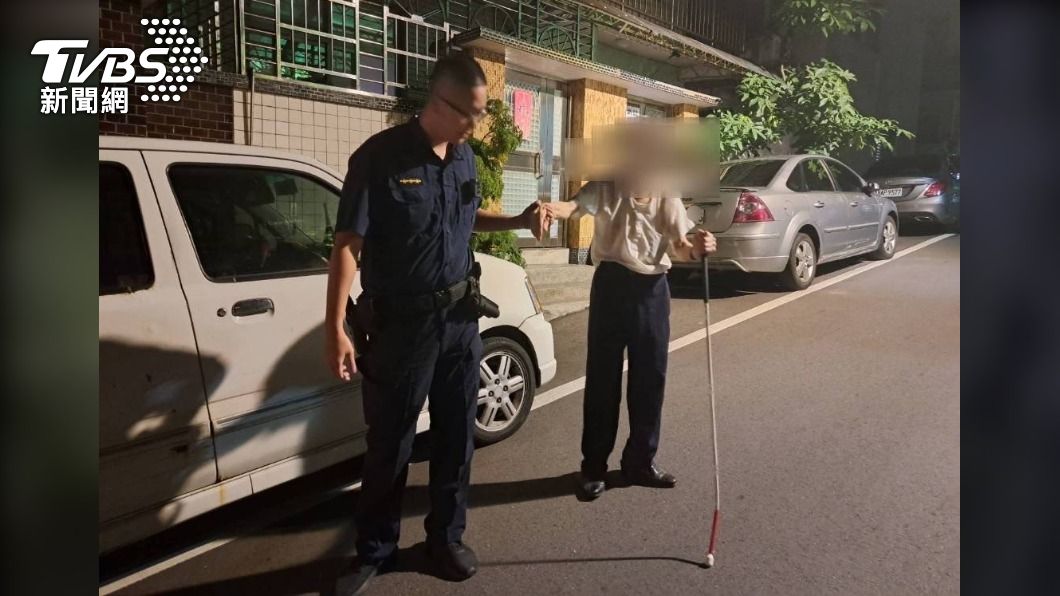 免驚!8旬盲人老翁深夜迷途街頭 暖警牽起手陪返家