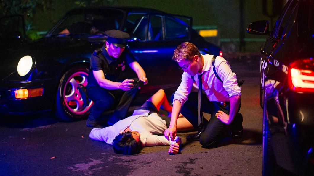 陶喆(右)以警察扮相登場,從車禍傷者手中找破案線索。(圖/偉大文化提供)