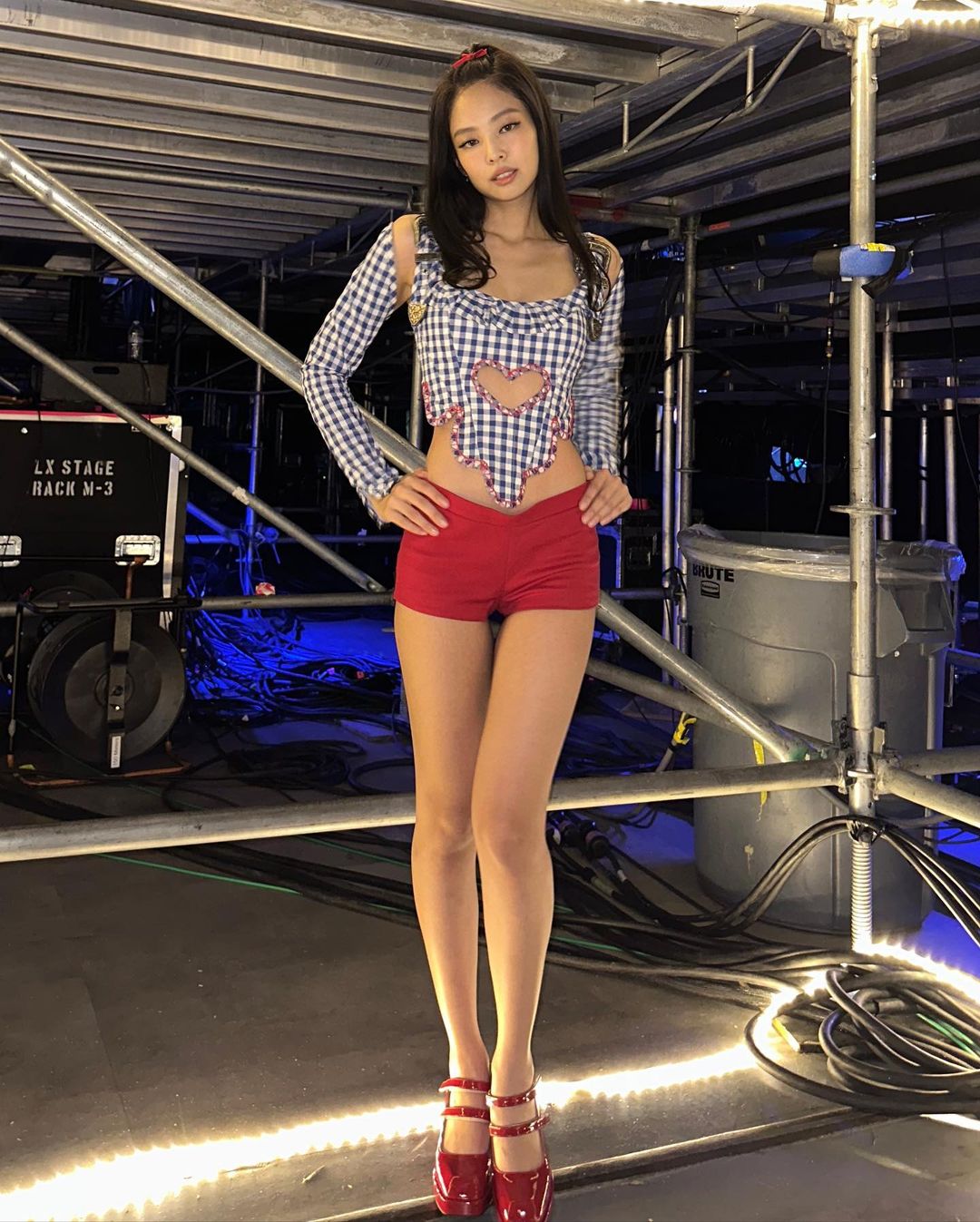 Jennie擁有高級的厭世臉和火辣的身材。（圖 / 翻攝自@jennierubyjane IG）
