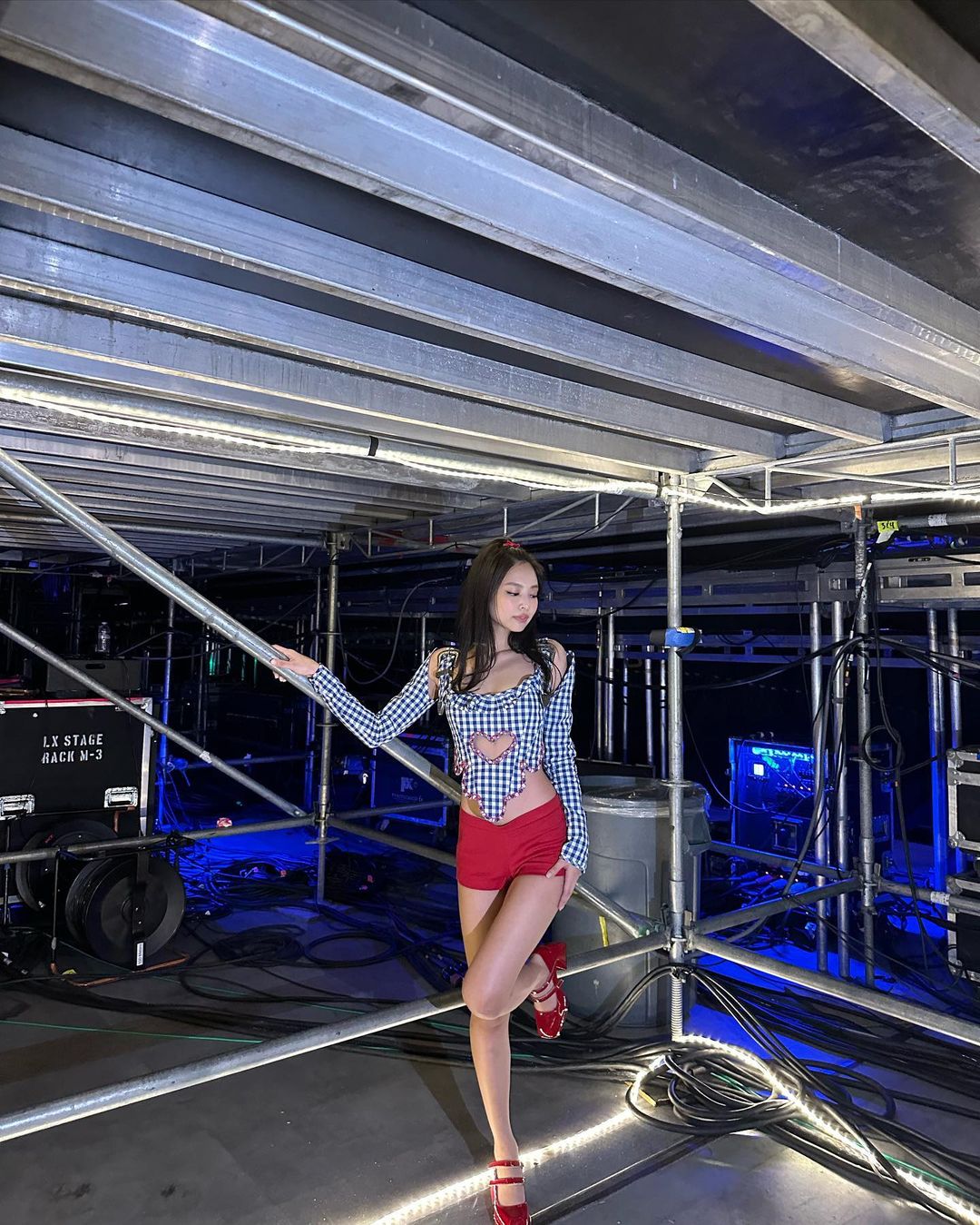 演出之餘Jennie還不忘拍照記錄工作日常。（圖 / 翻攝自@jennierubyjane IG ）