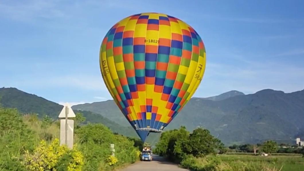 熱氣球「像戰鬥機降落」貨車!超精準瞬間曝光 現場爆歡呼