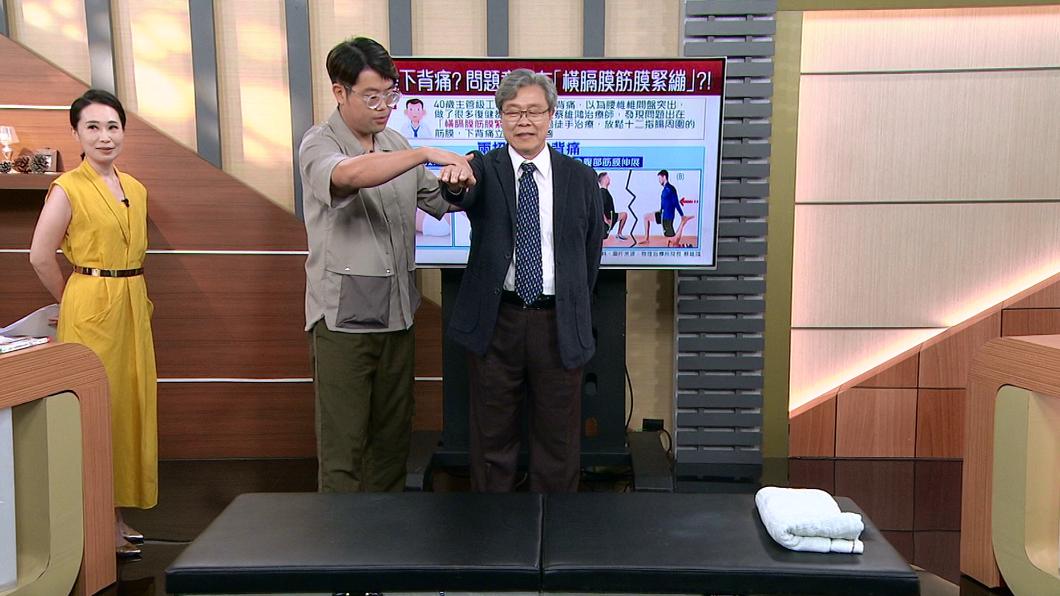 楊烈讓復健師實際檢測身體健康度，讚嘆楊烈70歲身體依然保持良好。（圖／年代提供）