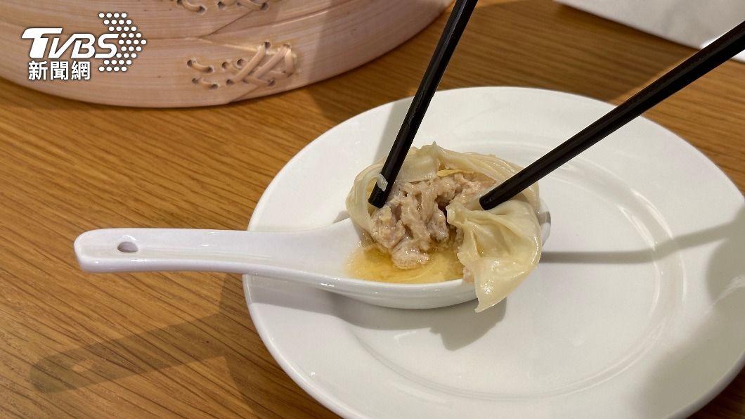 鼎泰豐大馬穆斯林友善店的小籠包採雞肉內陷。（圖／呂欣芷攝）