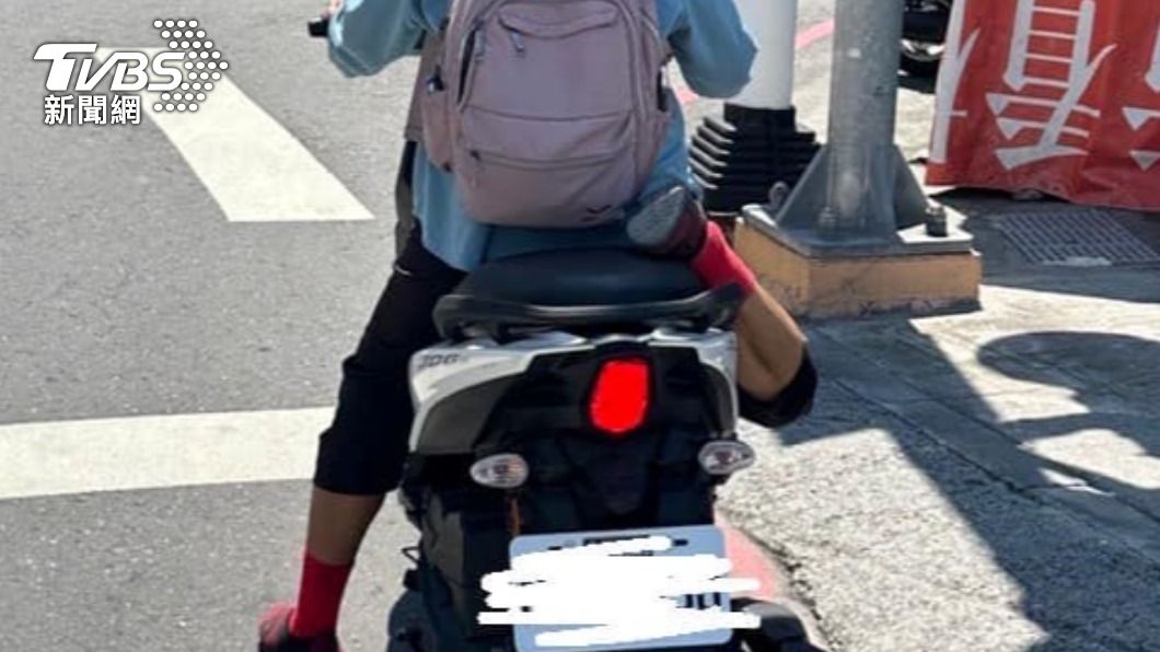 筋骨超軟Q！婦人騎機車等紅燈 腳往後「放坐墊上」
